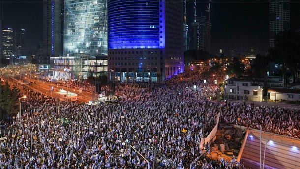 Hunderttausende demonstrieren gegen Justizreform in Israel Massenprotest gegen die geplante Justizreform der israelischen Regierung in Tel Aviv.
