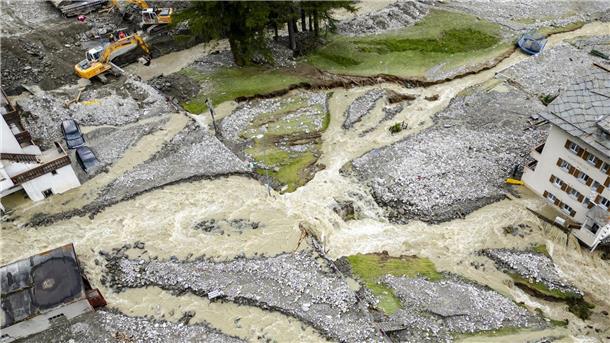 Vier Tote nach Unwettern mit Erdrutsch in der Schweiz Massive Gewitter und Regenfälle führten in der Schweiz zu einer Überschwemmungssituation mit großflächigen Erdrutschen.