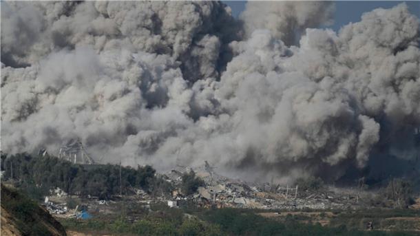 UN-Berichterstatter warnen vor Völkermord im Gazastreifen Massiver Rauch steigt nach einem israelischen Angriff auf den Gazastreifen auf.