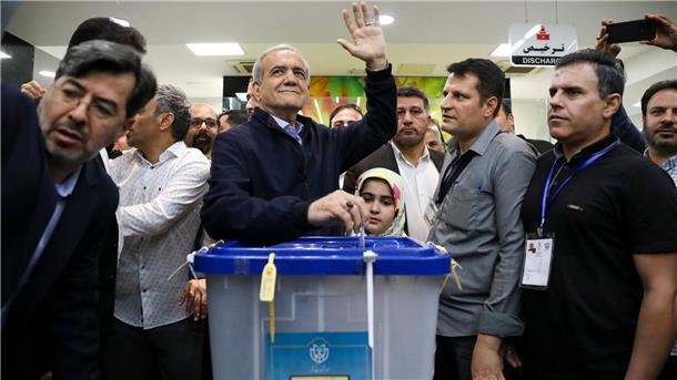 Massud Peseschkian gibt in einem Wahllokal in Teheran seinen Stimmzettel ab.