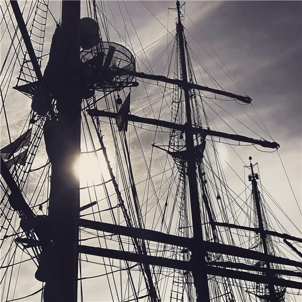 So magisch fotografieren unsere Influencer die Maritimen Tage Masten, Rahen, Takelage - was für ein markanter Himmelsschmuck.