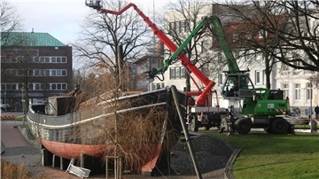 Masten und Klüverbaum des Gaffelschoners Hermine wurden vor genau einem Jahr an Weihnachten 2022 mit schwerem Gerät amputiert.