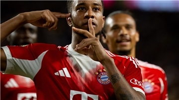 Matchwinner Michael Olise jubelt nach seinem Siegtor auf seine ganz eigene Art.
