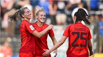 Matchwinnerin Sembrandt (l) führte den FC Bayern mit zwei Toren zum Auftaktsieg.