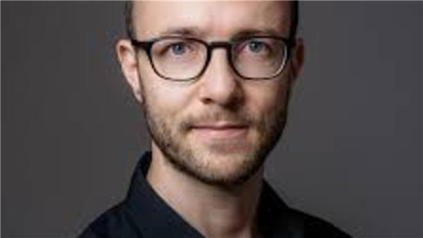 Ab 7. September: Neue Ausstellung „Stille Wasser“ läuft in Zeven Mann mit Bart und Brille