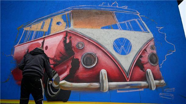 Traumjob Graffiti-Sprayer Mathias Oppen sprüht ein Graffiti auf die Wand einer Werkstatt. Er hat das Sprayen zu seinem Job gemacht.