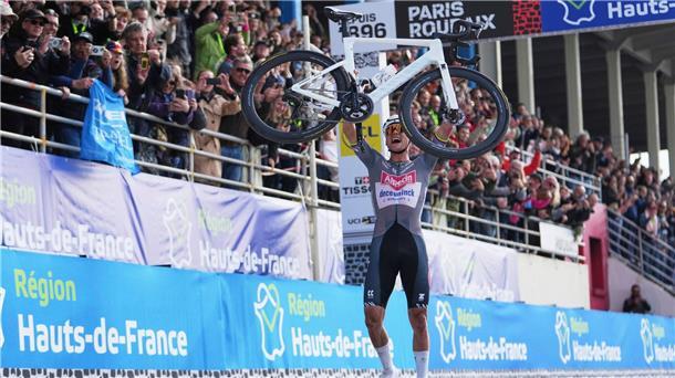 Nach Sturz-Malheur von Pogacar: Triple für van der Poel Mathieu van der Poel feiert seinen dritten Sieg in Serie.