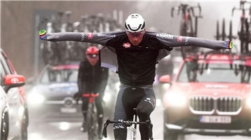 Mathieu van der Poel holt sich zum zweiten Mal den Sieg in Sanremo.