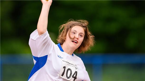 Mathilda aus Gifhorn wirft den Ball bei den Special Olympics Landesspielen Niedersachsen in Hannover. 