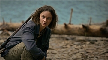 Mathilde Bundschuh als Skalde in einer Szene des Films „Milchzähne“.