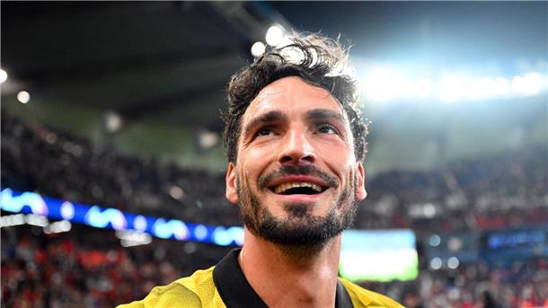 Abschied vor der Südtribüne: Hummels und die Fußball-Rente Mats Hummels präsentiert sich in Dortmund nochmal den Fans