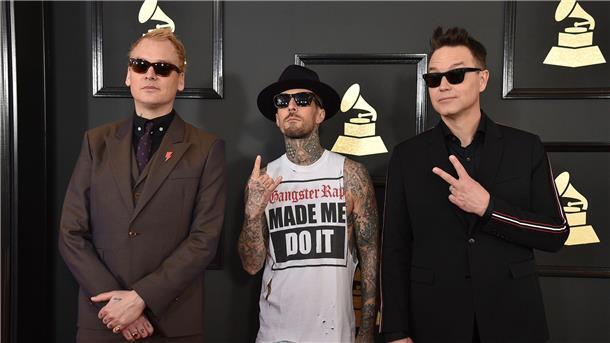 Blink-182 geht auf Welttournee und kommt nach Deutschland Matt Skiba (l-r), Travis Barker undnd Mark Hoppus von Blink-182 bei den Grammy Awards in Los Angeles.