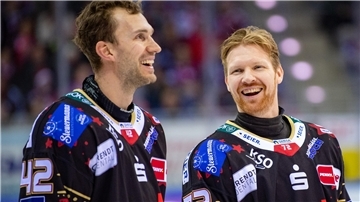 Zwei lächelnde Eishockeyspieler