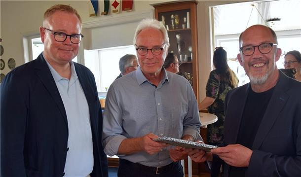 Matthias Ditzen-Blanke, Geschäftsführer der Kreiszeitung Wesermarsch (links), dankt Christoph Heilscher (Mitte) für dessen jahrzehntelanges unermüdliches Engagement und freut sich auf die Zusammenarbeit mit dem neuen Redaktionsleiter Detlef Glückselig.