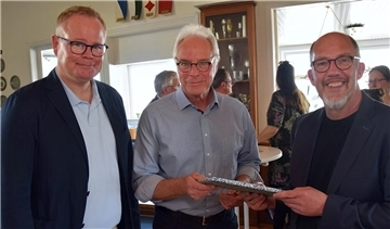 Matthias Ditzen-Blanke, Geschäftsführer der Kreiszeitung Wesermarsch (links), dankt Christoph Heilscher (Mitte) für dessen jahrzehntelanges unermüdliches Engagement und freut sich auf die Zusammenarbeit mit dem neuen Redaktionsleiter Detlef Glückselig.
