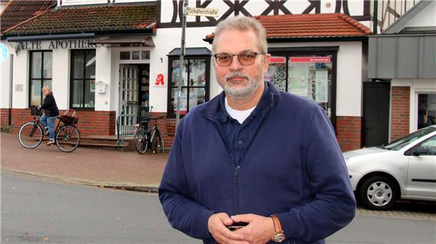 Matthias Gutermann vor seiner traditionsreichen „Alten Apotheke“ in Visselhövede.