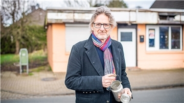 Matthias Höllings hat die kleine Kanne, mit der er als Kind die Milch gegenüber der Molkerei abzapfte, immer noch.