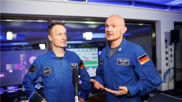 Maurer und Gerst hoffen auf deutsches Doppel-Ticket zum Mond Matthias Maurer (l) und Alexander Gerst, beide Astronauten, geben beim bayerischen Raumfahrtgipfel im Deutschen Zentrum für Luft- und Raumfahrt in Weßling ein Interview.