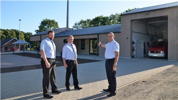 Matthias Swiontek (von links), Stadtbrandmeister Friedrich Meyerherm und Ortsbrandmeister Mario Steffens freuten sich im Sommer 2022, dass sie das neue Feuerwehrhaus in Großenhain offiziell mit eröffnen durften. Jetzt gibt es Ärger um den Mehrzweckraum. Foto: Scheiter