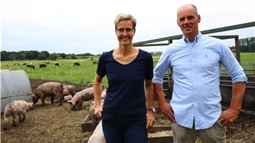 Matthias und Wiebke Icken aus Sievern. Sie haben sich auf Milchproduktion spezialisiert – und haben auf Heumilch gesetzt. Die Schweine, die früher ein Standbein des Betriebes waren, laufen heute nur noch nebenher.