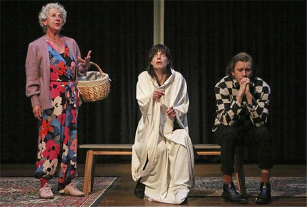 „Harold & Maude“ begeistern das Bremervörder Theaterpublikum Maude (Carla Becker, l.) begegnet selbst dem Pfarrer (Yana Robin la Baume) mit einem Optimismus, der Harold (Connor Krause) verwundert.