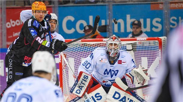 Max Görtz spielt Volleypuck im Nachholspiel in der DEL mit den Fischtown Pinguins und den Mannheimer Adlern in der Eisarena.