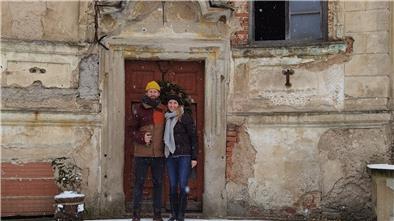 Max Mues und Carlotta Bastian vor ihrem Elbschloss.