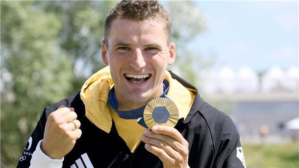 Max Rendschmidt trägt bei der Schlussfeier der Olympischen Spiele gemeinsam mit Laura Lindemann die deutsche Fahne.