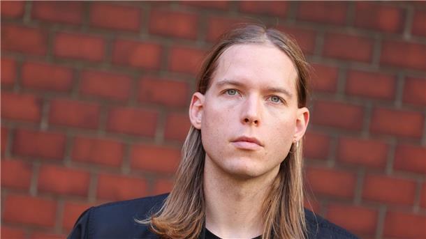 Von Sounds in der Schwebe - Neues Soloalbum von Max Rieger Max Rieger hatte eigentlich keine neue Platte geplant.
