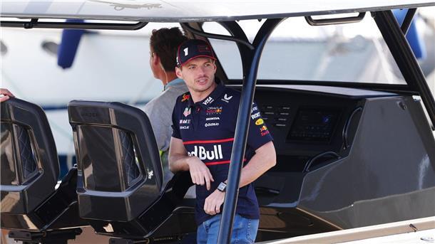 Max Verstappen kam per Boot im Fahrerlager von Monaco an.
