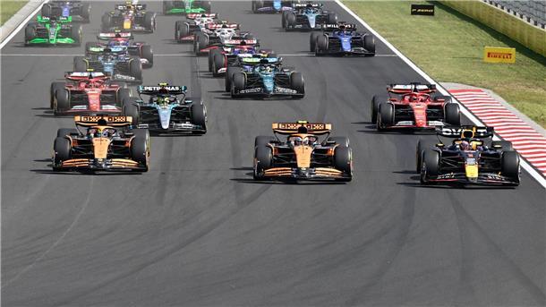 Red-Bull-Zoff mit „kindischem“ Verstappen - Piastri-Premiere Max Verstappen (r.), Lando Norris (m.) und Oscar Piastri biegen praktisch gleichauf in die erste Kurve ein.