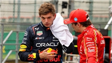 Max Verstappen startet trotz Pole Position hinter Charles Leclerc.