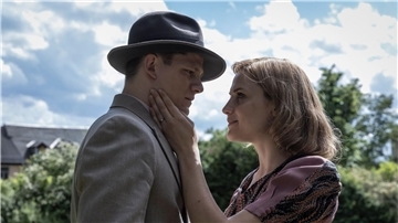 Max von der Groeben als Wilhelm und Mala Emde als Helene im Film „Die Mittagsfrau“.