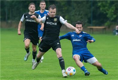Heeslinger SC schlägt bei Generalprobe den Brinkumer SV mit 3:1 Maxi Köhnken, der in dieser Szene im letzten Moment von seinem Gegenspieler gestoppt wird, feierte mit seinem Team eine gelungene Generalprobe und besiegte den Brinkumer SV mit 3:1.