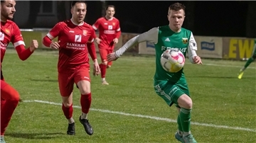 Ein Mann läuft hinter einem Ball her, drei Männer folgen ihm.