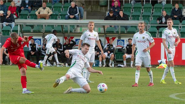 Heeslinger SC auch nach dem zweiten Spieltag mit weißer Weste Maxi Köhnken wirft sich in den Schuss seines Gegenspielers, kommt aber einen Wimpernschlag zu spät.