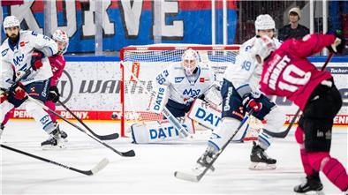 Eishockey-Torhüter Maximilian Franzreb hält einen Schuss
