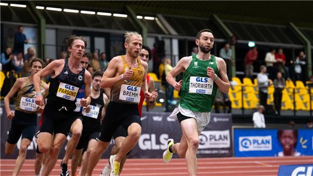 Maximilian Thorwirth (r) gewinnt ein spannendes Rennen über die 3000 Meter.