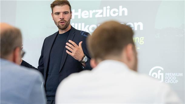 Übernahme-Verbot: Premium Food Group legt Beschwerde ein Maximilian Tönnies ist seit 2018 Gesellschafter der Tönnies-Unternehmensgruppe - zusammen mit Vater Clemens und Cousin Robert. (Archivbild)
