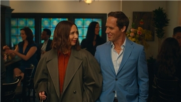 Maya Rudolph und Nat Faxon in einer Szene der Serie „Reich“.