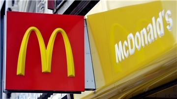 McDonald’s hat Vorfälle in Großbritannien verurteilt, bei denen lebende Mäuse in Restaurants geworfen wurden.