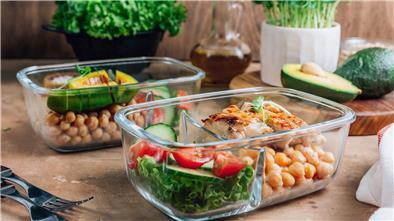 Glasboxen mit vorgekochtem Fleisch und Gemüse.