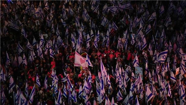 Israel: Zehntausende protestieren erneut gegen Regierung Medienberichten zufolge demonstrierten allein in Tel Aviv 100.000 Menschen gegen die Regierung.