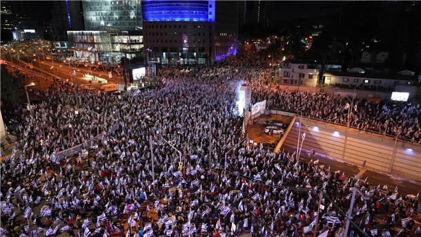 Massenproteste in Israel trotz Verschiebung der Justizreform Medienberichten zufolge gingen allein in Tel Aviv mehr als 170.000 Menschen auf die Straße.
