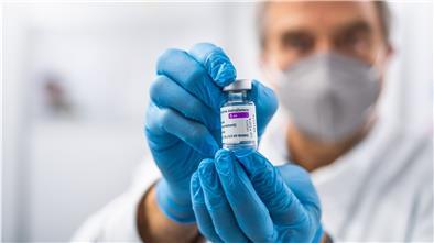 Mediziner Michael Holznagel, ärztlicher Leiter des Bremerhavener Impfzentrums, würde auch seine Familie mit dem Corona-Impfstoff des Herstellers Astrazeneca impfen lassen. „Ich bin von diesem Impfstoff überzeugt“, sagt der Arzt.