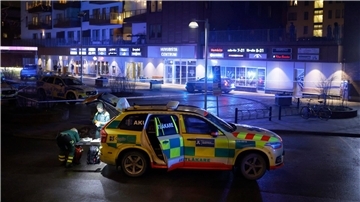 Medizinisches Personal steht in Solna nördlich von Stockholm an der Stelle, an der ein Mann erschossen aufgefunden wurde.