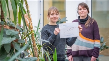 Meeresbiologin Miriam Seifert (links) und Glaziologin Maria Hörhold im Alfred-Wegener-Institut. Foto: Hartmann