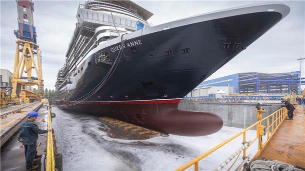 Meerwasser flutet das Trockendock auf der Fincantieri Marghera Werft in Venedig, in dem die „Queen Anne“, der neueste Kreuzfahrtbau von Cunard, aufschwimmt.