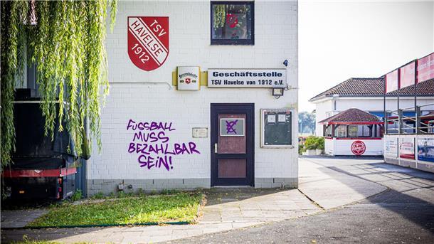 Polizei sucht Zeugen nach Einbruch im Stadion Havelse Mehr als 100 Graffiti wurden gesprüht.