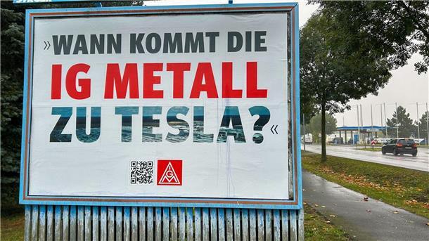 Mehr als 1000 Beschäftigte von Tesla habven nach Angaben der IG Metall in der Fabrik in Grünheide gemeinsam bessere Arbeitsbedingungen eingefordert.